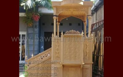 Mimbar Masjid Agung Besar Dengan Tangga Samping