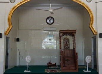 Mimbar Minimalis dalam Berbagai Konteks Ibadah, Menyesuaikan dengan Kebutuhan Spesifik