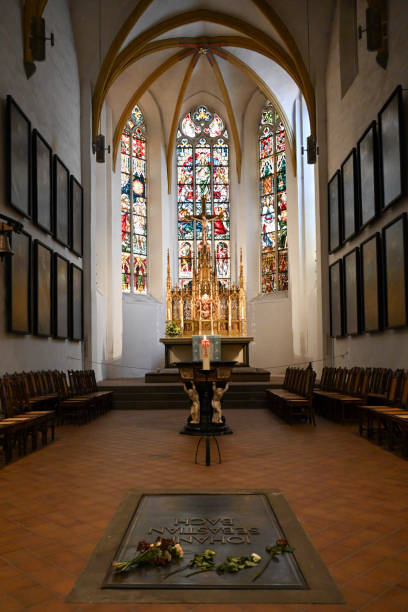 Mimbar Gereja yang Berkelanjutan, Memilih Material Ramah Lingkungan untuk Ruang Ibadah