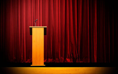 Podium Minimalis untuk Konferensi, Kombinasi Elegan dan Fungsionalitas