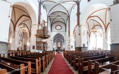 3 Inspirasi Desain Mimbar Gereja Kayu yang Penuh Kehangatan