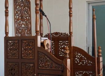 Mimbar Masjid Bergaya Klasik: Harmoni Antara Tradisi dan Fungsionalitas