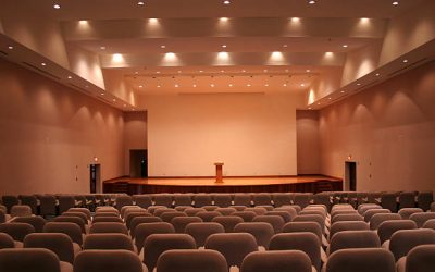 Bukan Sekadar Tempat Berdiri: Bagaimana Desain Podium Minimalis Bisa Mengunci Perhatian Audiens?