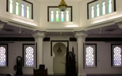 Mimbar Masjid Minimalis dari Kayu Jati dengan Rak Al-Qur’an Terintegrasi