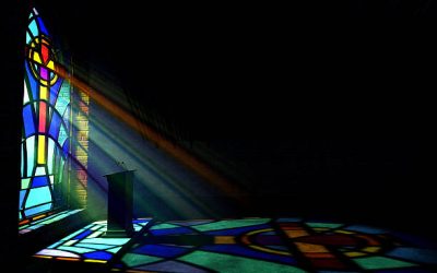 Kombinasi Cahaya dan Ornamen, Dekorasi Mimbar Gereja Natal yang Memukau