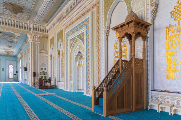 Mimbar Masjid Kecil Tanpa Ukiran yang Bikin Tampilan Masjid Makin Rapi dan Modern