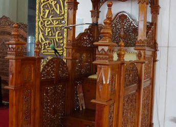 Pancaran Cahaya di Mimbar Masjid yang Bikin Hati Tenang dan Ibadah Makin Khusyuk