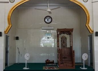 Sentuhan Modern Minimalis pada Hiasan Mimbar Masjid yang Sederhana Namun Tetap Berwibawa