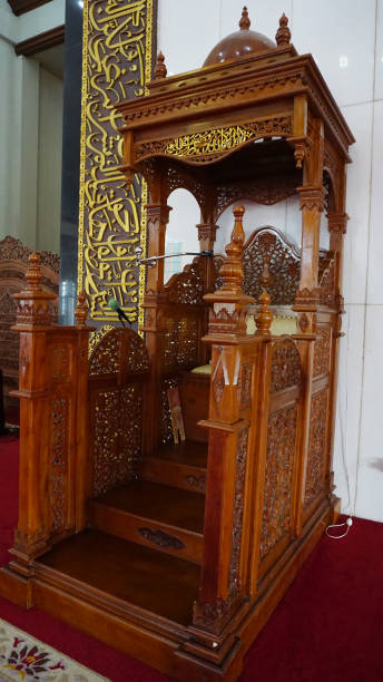 Desain Mimbar Masjid Minimalis Stainless dengan Ukiran Ringan, Sentuhan Elegan yang Tidak Berlebihan