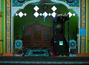 Sentuhan Abadi dari Jepara, Pilihan Desain Mimbar Masjid Klasik yang Tak Lekang oleh Waktu